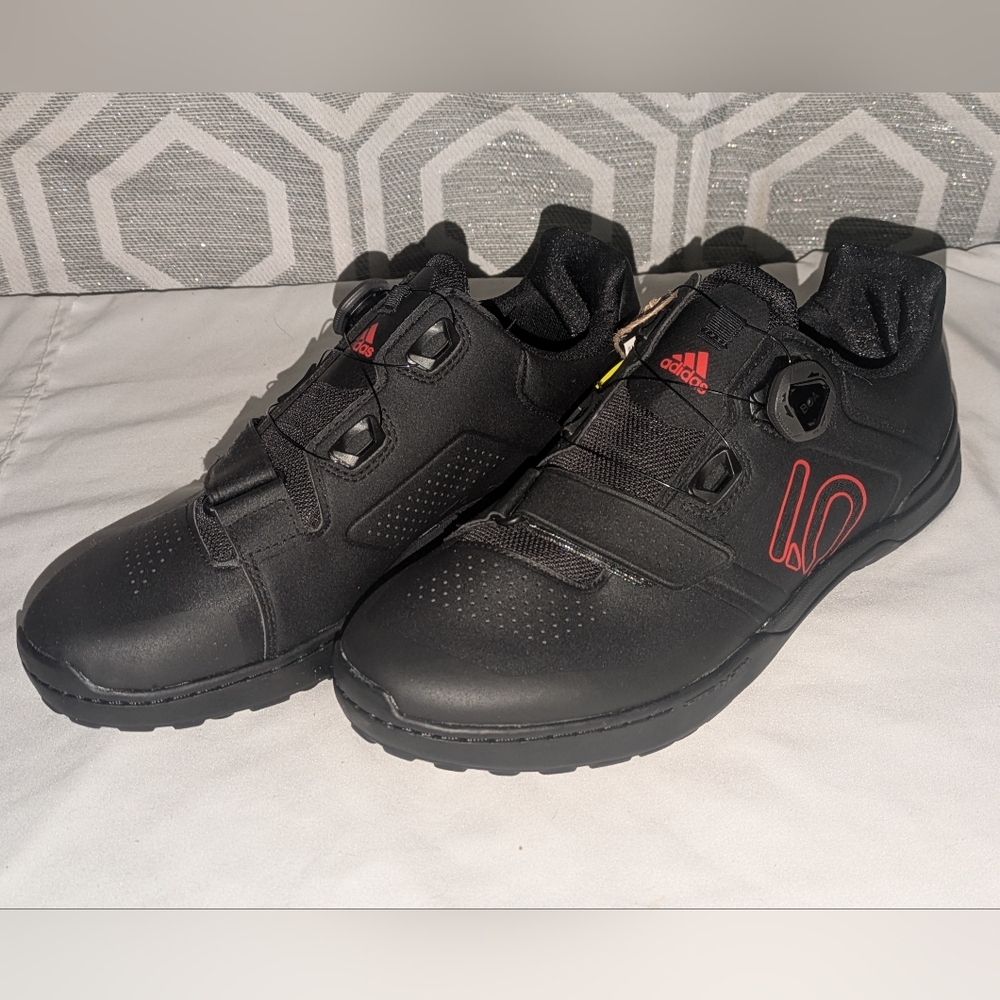 Adidas Black Cycling Shoes with Red Highlights - Picture 3 of 7